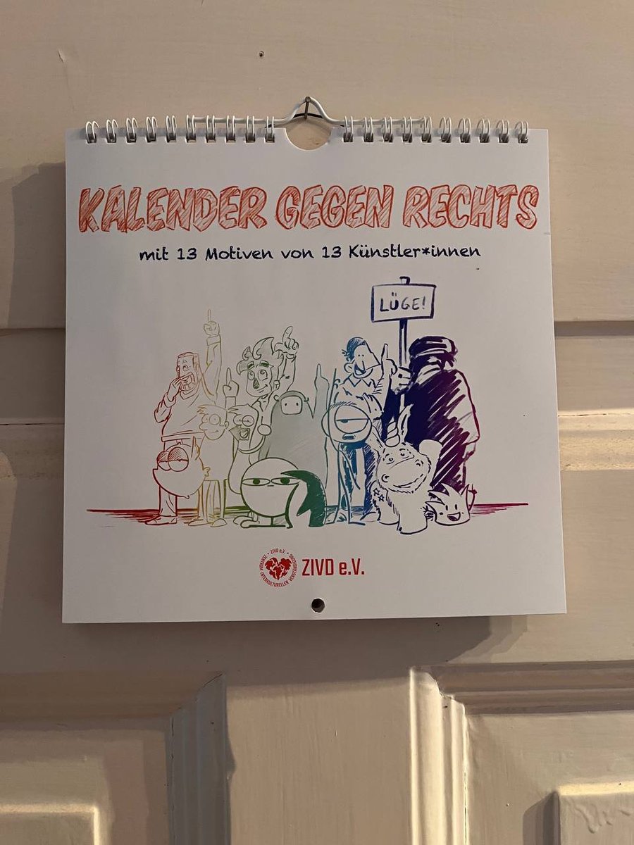 Wir sind beeindruckt und überwältigt wie sehr euch unser #KaelenderGegenRechts gefällt!

Wer jetzt ganz sicher seinen noch vor Weihnachten haben möchte muss sich beeilen, denn es sind nur noch 42 Stk. auf Lager.

Also nichts wie ran! 
!B
➡️zivd-shop.de/100-jaehriger-…