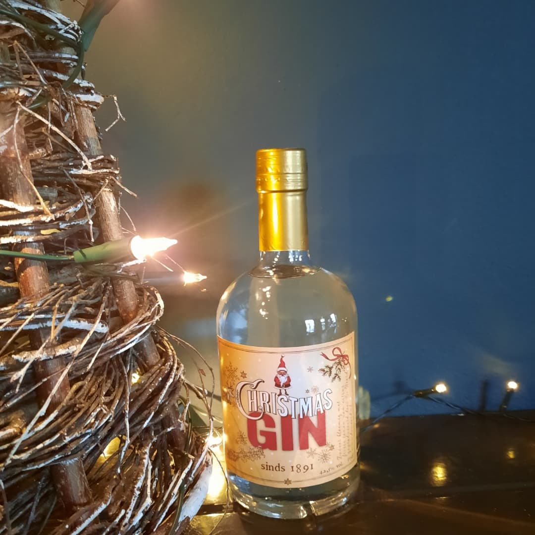 DeWoord's tweet photo. Hoe leuk is dit..    #Christmasgin
Uit eigen #stokerij. Voor een cadeau, of  toch liever voor jezelf?
We zijn woensdag t/m zondag geopend vanaf 12.00 uur.
Van harte welkom bij #deWoord
#Winterswijk #Corle #Achterhoek https://t.co/0rIzaKtCgR
