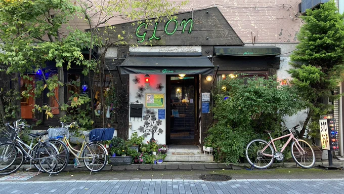 今月の扉絵と冒頭のシーンに出てくる「gion」は阿佐ヶ谷の喫茶店です。雰囲気最高でコーヒーも美味しい。JR阿佐ヶ谷駅から徒歩1分、体育会系の方は駆け足で30秒です。 