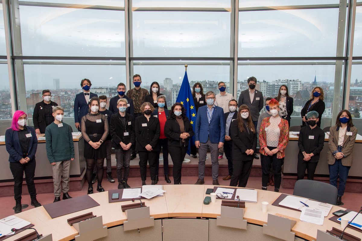 EUinWroclaw's tweet photo. Dziękujemy za bardzo interesujące spotkanie komisarz ds. równości @helenadalli z polskimi aktywistami #LGBTQ🏳️‍🌈 w Brukseli 

#UniaRówności #UnionOfEquality #EU4LGBTQ https://t.co/i6m7PTOkkl