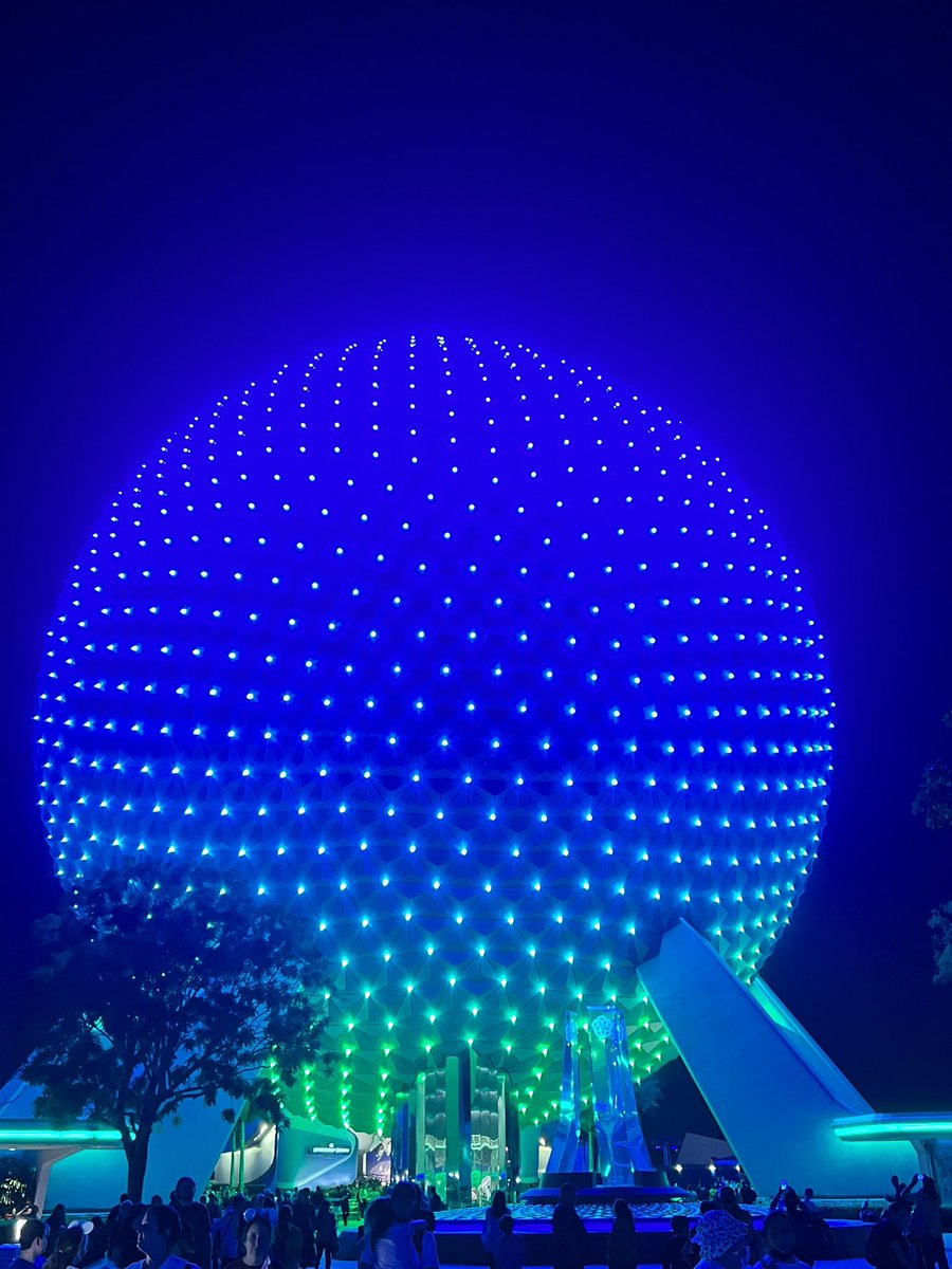 Excellent_Advs's tweet image. Aside from all the walls, Epcot at night is👌🏻