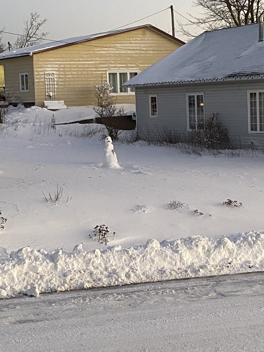 That’s a lonely looking snowman. What’s winter looking like where you are <a href="/nlnewcountry/">New Country NL</a>? #nlwx