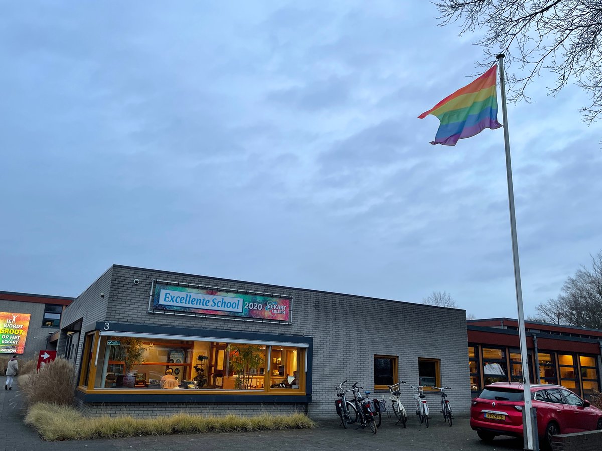 #PaarseVrijdag op het #Eckartcollege met de vlag. Afsluiting van een week vol acties op initiatief van leerlingen voor #LHBTI jongeren. Mooi om ook zoveel medewerkers in het paars te zien.