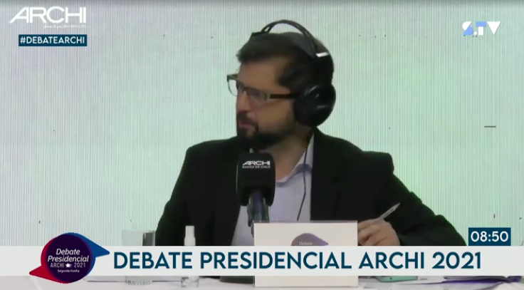 radiousach's tweet photo. 🔴🎙@gabrielboric: "Qué bueno que José Antonio Kast esté a favor de la rebaja de los altos sueldos. Porque cuando le tocó votarlo en la Cámara cuando nosotros lo planteamos, votó en contra. Me parece que es un avance que vaya cambiando sus posiciones".

#DebateArchi 

📻94.5 FM https://t.co/o8dmmDYvLl