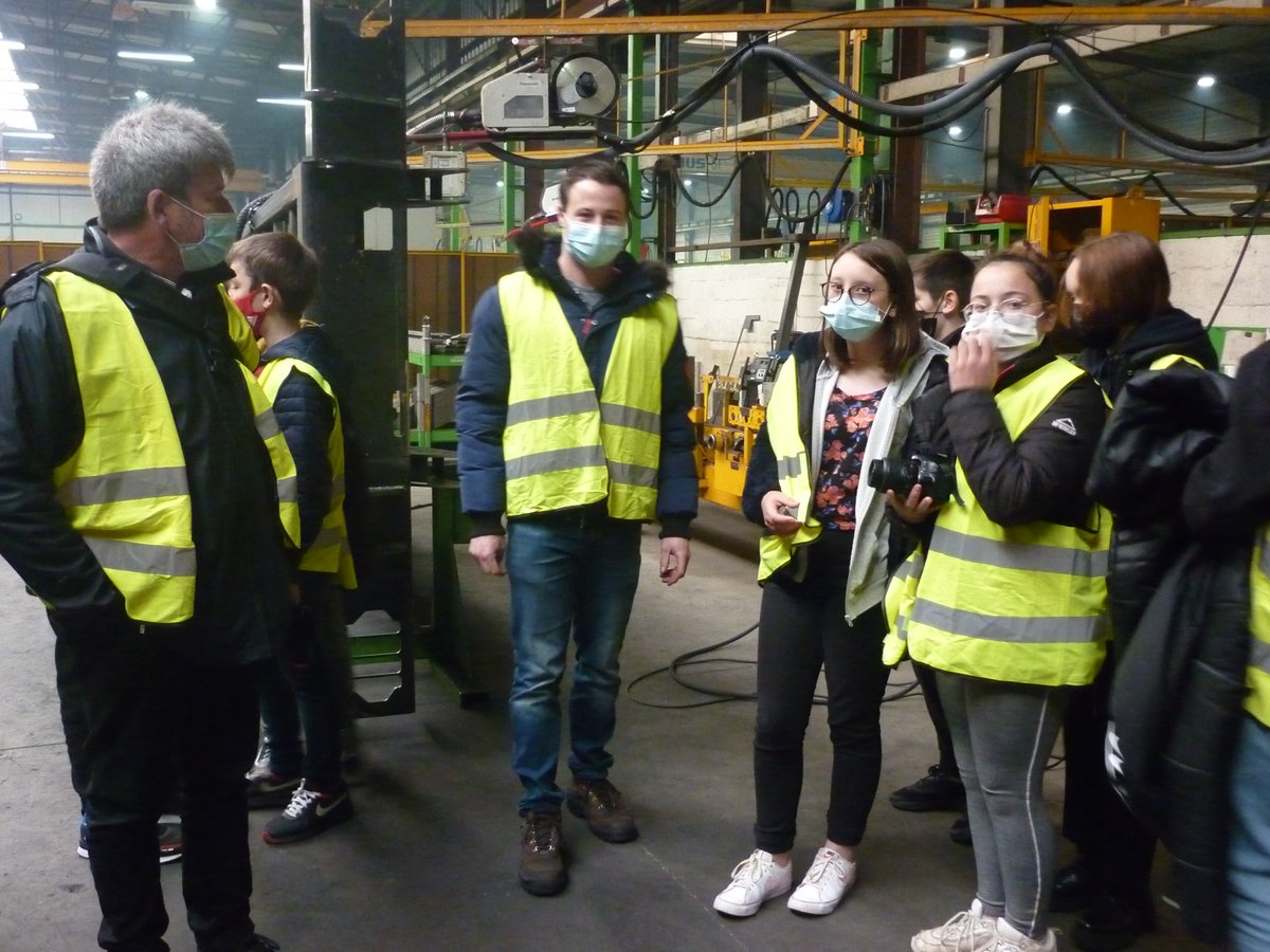 HugoRugles's tweet photo. Visite de LeBoulch à la Vieille-Lyre, spécialiste de la fabrication de matériels agricoles... Merci pour l'accueil de nos 4e dans le cadre du #TER de @HugoRugles. Découverte des métiers et mise en valeur par la photo d'un savoir faire. @dsden27 @daac_normandie @OrientationNdie https://t.co/5kEE581b7H