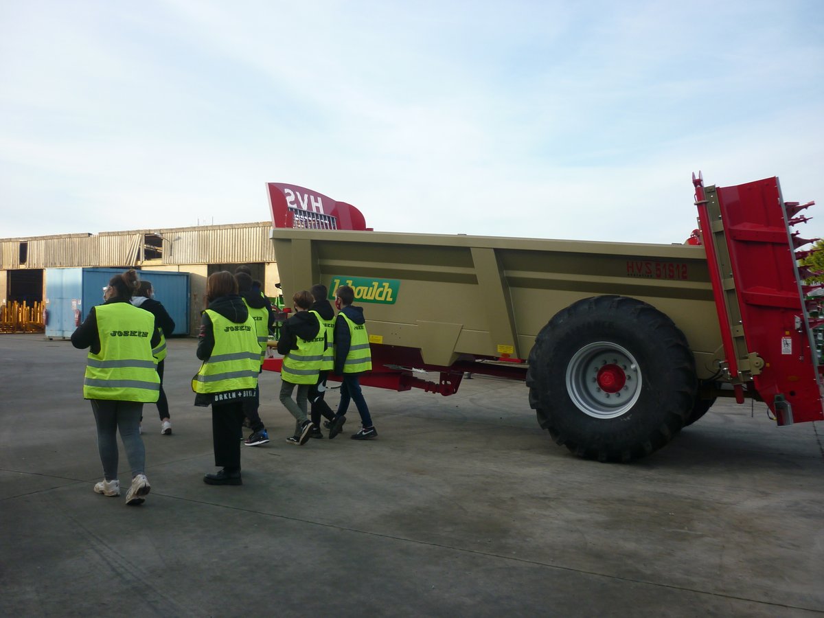 HugoRugles's tweet photo. Visite de LeBoulch à la Vieille-Lyre, spécialiste de la fabrication de matériels agricoles... Merci pour l'accueil de nos 4e dans le cadre du #TER de @HugoRugles. Découverte des métiers et mise en valeur par la photo d'un savoir faire. @dsden27 @daac_normandie @OrientationNdie https://t.co/5kEE581b7H