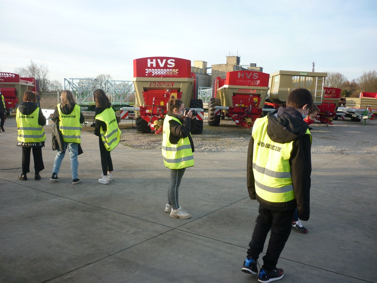 HugoRugles's tweet photo. Visite de LeBoulch à la Vieille-Lyre, spécialiste de la fabrication de matériels agricoles... Merci pour l'accueil de nos 4e dans le cadre du #TER de @HugoRugles. Découverte des métiers et mise en valeur par la photo d'un savoir faire. @dsden27 @daac_normandie @OrientationNdie https://t.co/5kEE581b7H