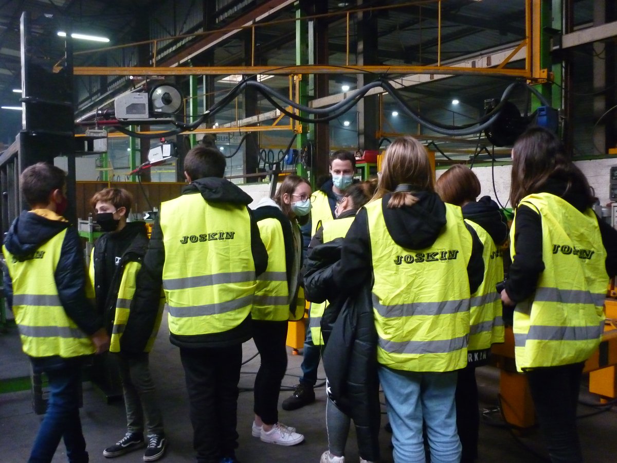 HugoRugles's tweet photo. Visite de LeBoulch à la Vieille-Lyre, spécialiste de la fabrication de matériels agricoles... Merci pour l'accueil de nos 4e dans le cadre du #TER de @HugoRugles. Découverte des métiers et mise en valeur par la photo d'un savoir faire. @dsden27 @daac_normandie @OrientationNdie https://t.co/5kEE581b7H