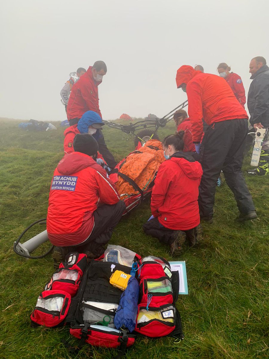 BlizzardEMS's tweet photo. If you are venturing out this #weekend be careful, remenber to #pack the #right #gear #hypothermia is a real #danger especially in #extreme #weather conditions! #Blizzard #Blankets are used by #nhs #HEMS #mountainrescueteams to treat & prevent #hypothermia #snow #mountain #WINTER https://t.co/SDwYEBObfi