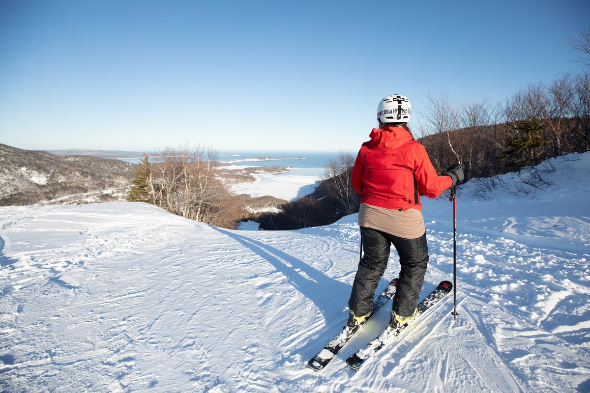 🙋‍♂️ 🙋‍♀️ Who's ready to hit the slopes this year?  With an average annual snowfall of 4m of snow, <a href="/capesmokeyCB/">Cape Smokey</a> will have you chasing the best runs while the views leave you breathless!

#VisitCapeBreton #VisitNovaScotia #Unamaki