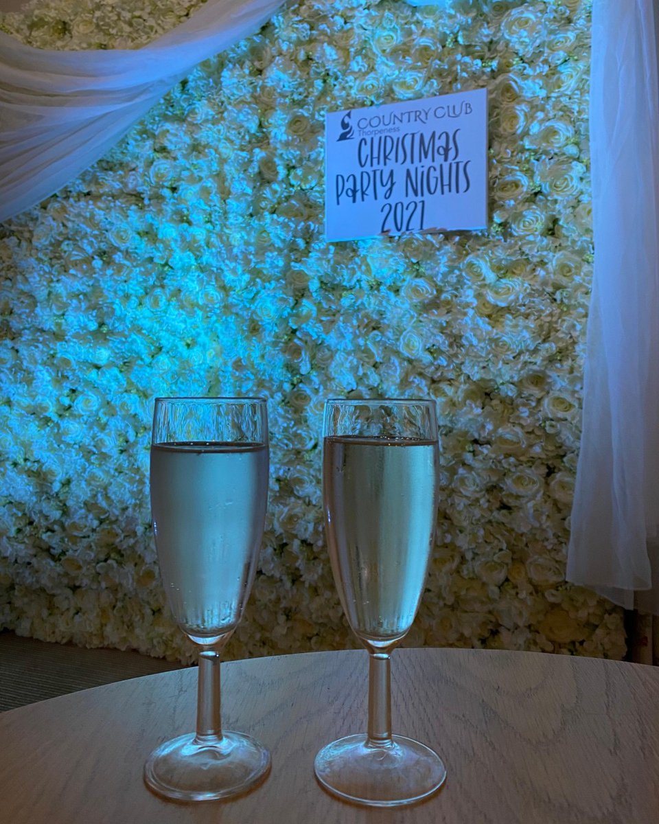🌼Our Christmas party night flower wall is just missing one thing, you! We have a few spaces available on Friday 17th December, with the wonderful Troubadour the Male Vocal Harmony Group performing live, £45pp including 3 course dinner, not to be missed! 
thorpenesscountryclub.co.uk/events/christm…