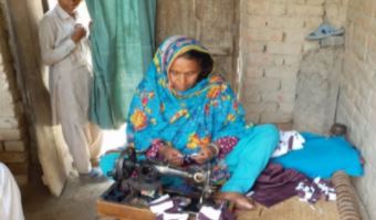 britishasiantst's tweet photo. With the right support provided by the #BritishAsianTrust and partners, Bhain Behn is now financially empowered and is helping to provide for herself, her family and is an example for other women in her community.
#GiveAHandUp
#HumanRightsDay

https://t.co/nxwfhDVctJ https://t.co/fp33FOU4W0