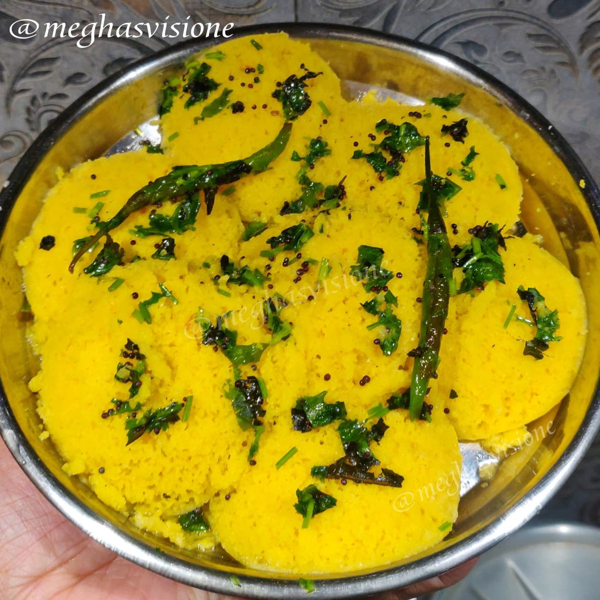 meghasvisione's tweet image. Dhokla fluffy yellow bites with sweet &amp;amp; sour flavoured vegetarian culinary dish.
#MeghasVisione 
#MeghasKitchen 

Follow me on Instagram for more photos 😊
instagram.com/meghasvisione/…