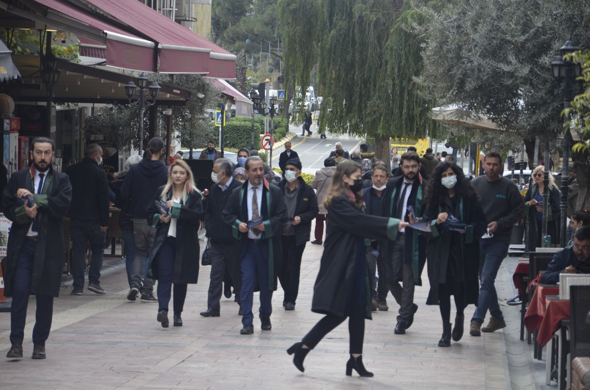 AYDIN BAROSU (@aydinbarosu) on Twitter photo Baromuz İnsan Hakları Komisyonumuzca 10 Aralık Dünya İnsan Hakları Günü nedeniyle Aydın Kent Meydanı’n da basın açıklaması ve broşür dağıtımı yapılmıştır. 
BASINA VE KAMUOYUNA aydinbarosu.org.tr/v2/index.php/r… Baromuz İnsan Hakları Komisyonumuzca 10 Aralık Dünya İnsan Hakları Günü nedeniyle Aydın Kent Meydanı’n da basın açıklaması ve broşür dağıtımı yapılmıştır. 
BASINA VE KAMUOYUNA aydinbarosu.org.tr/v2/index.php/r…