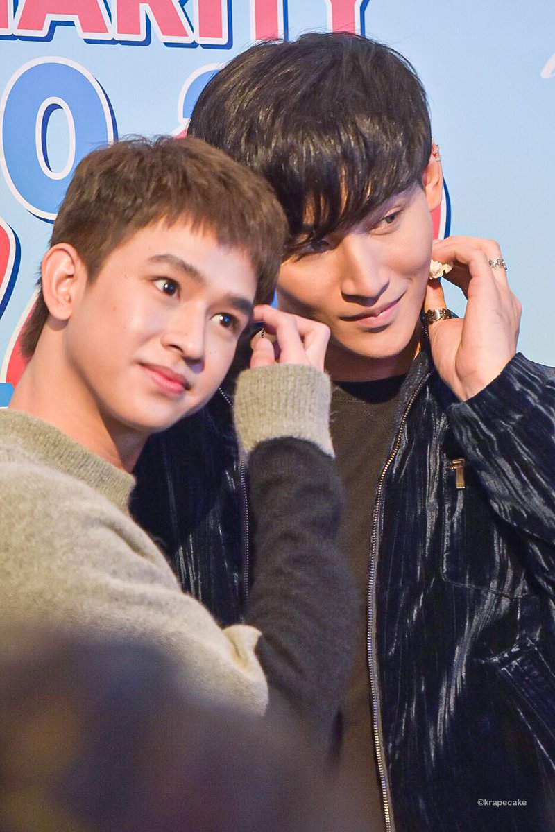 krapecake's tweet photo. ฟลุ้คว่าพี่โอห์มเช็ดเหงื่อหน่อยดีมั้ยคับบบ 
//กระซิบๆ 
#PraewCharity2021
#เจ้าแก้มก้อน #fluke_natouch
#โอห์มไง #OhmThitiwat https://t.co/vx3kjkw8up