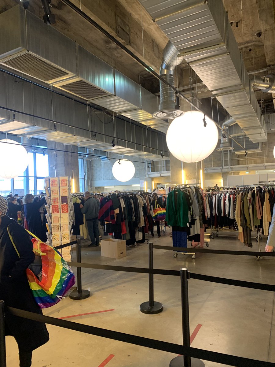 aurebeaucamp's tweet photo. Pendant tout ce week end, la braderie de la mode @assoAIDES 👗
Stylé mais avec du sens pour mettre fin au #VIH 
Rendez vous aux Magasins Généraux chez @BETCParis à Pantin ♥️✊🏼 https://t.co/F6kzLxpXJE