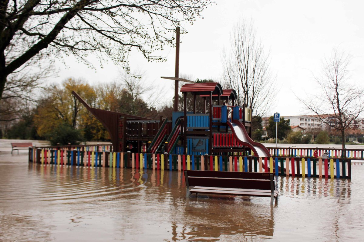 Txingudi_online's tweet photo. 🌊 ☔ El rio Bidasoa ha dejado imágenes impactantes tras desbordarse a su paso por Behobia

📹¡No te pierdas el video!

@txinzer @Irun_informa @auif_bus @PCivilIrun 

#TxingudiOnline #Inundaciones #Desbordamiento #RioBidasoa 

https://t.co/ogTujudG62 https://t.co/kkplcV1S4R