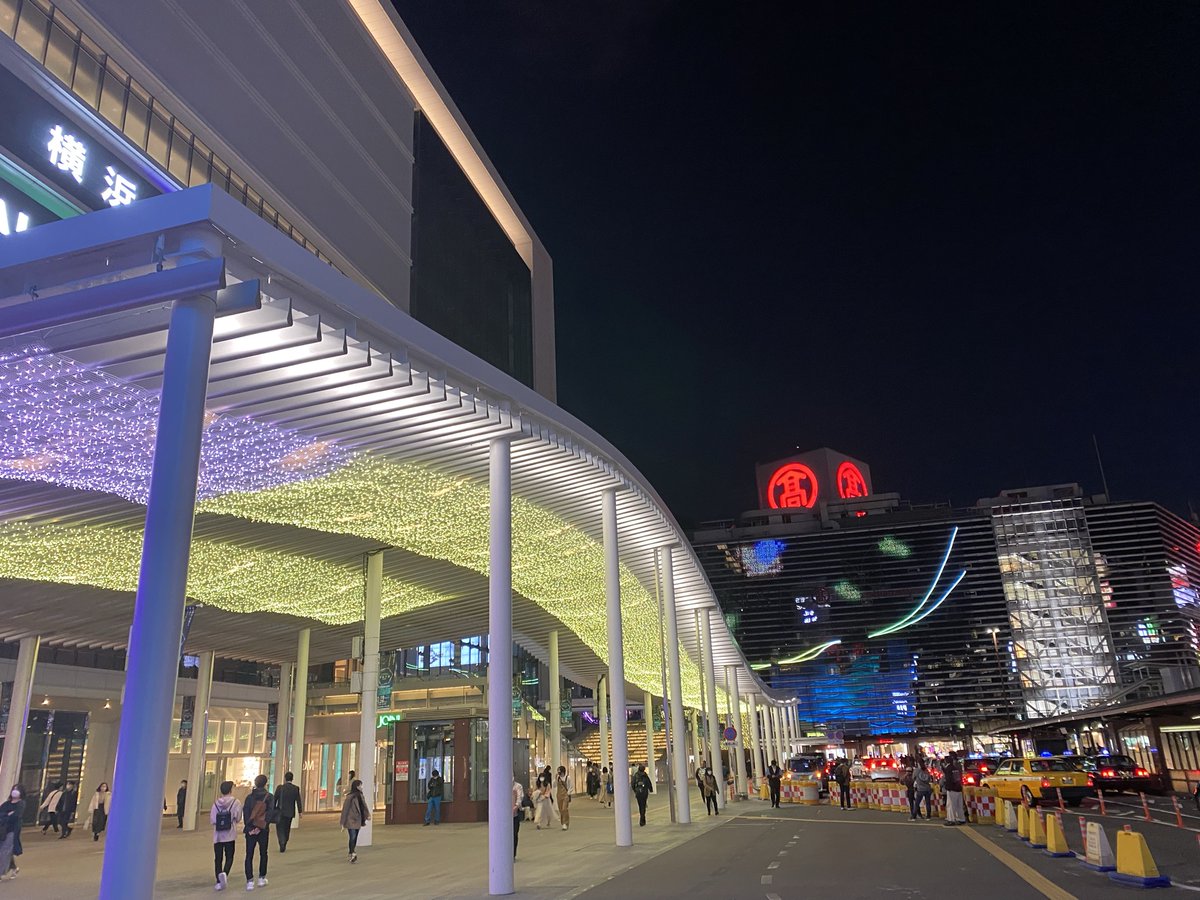 yokohama_kurasu's tweet image. 横浜駅西口周辺が美しいイルミネーションで彩られる季節がやってきました💖 

今年のヨコハマイルミネーションは「AURORA MAGIC」と題して、横浜の空にまるでオーロラが出現したような幻想的な世界を表現しています❄️ 

#横浜西口イルミネーション #AURORAMAGIC #イルミネーション #横浜で暮らす