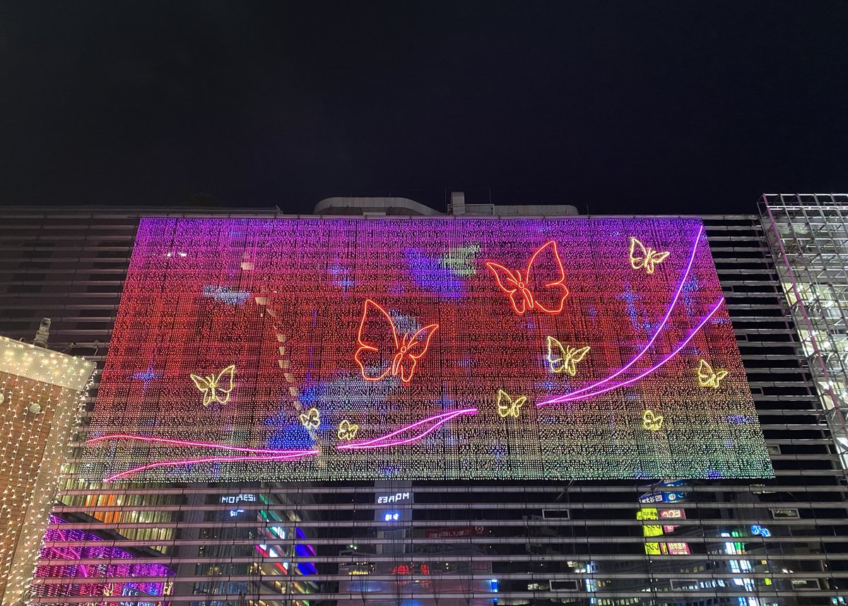 yokohama_kurasu's tweet image. 横浜駅西口周辺が美しいイルミネーションで彩られる季節がやってきました💖 

今年のヨコハマイルミネーションは「AURORA MAGIC」と題して、横浜の空にまるでオーロラが出現したような幻想的な世界を表現しています❄️ 

#横浜西口イルミネーション #AURORAMAGIC #イルミネーション #横浜で暮らす