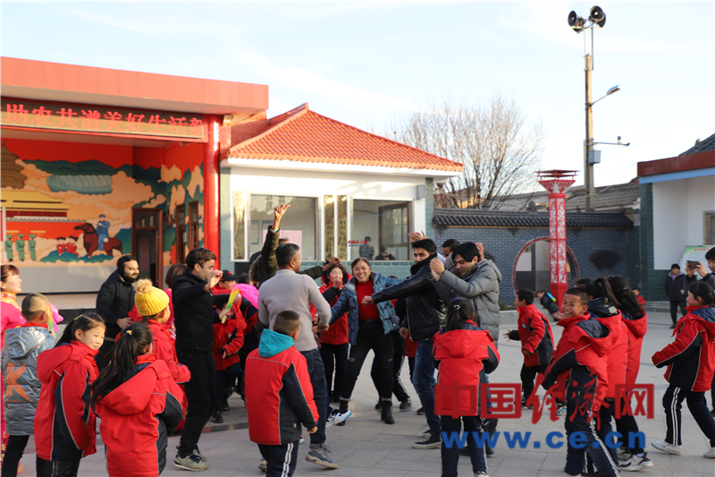 shahsabg's tweet photo. 🇨🇳gov is indeed amazing (in poverty reduction),Pakistani student when visiting a once poor village #Heyang ,Shaanxi,China.20 international students from #NWAFU & Shaanxi University of Chinese Medicine #visit to the once poverty-stricken county, some volunteer English teacher #CEN https://t.co/ggEOGqvvQf