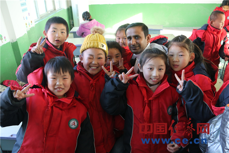 shahsabg's tweet photo. 🇨🇳gov is indeed amazing (in poverty reduction),Pakistani student when visiting a once poor village #Heyang ,Shaanxi,China.20 international students from #NWAFU & Shaanxi University of Chinese Medicine #visit to the once poverty-stricken county, some volunteer English teacher #CEN https://t.co/ggEOGqvvQf