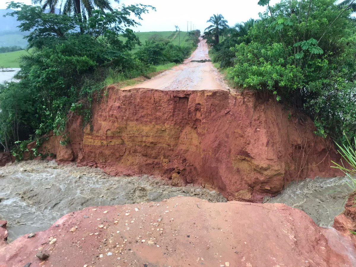 choquei's tweet photo. 🚨URGENTE: Não dá mais para tampar os olhos e fingir que nada está acontecendo. O sul da Bahia está clamando por socorro! Cidades de Nova Alegria, Jucuruçu, Itamaraju (…) estão completamente alagada, com pessoas morrendo, desamparadas e necessitando de ajuda. #SOSNovaAlegria https://t.co/TAfhO6h0rb