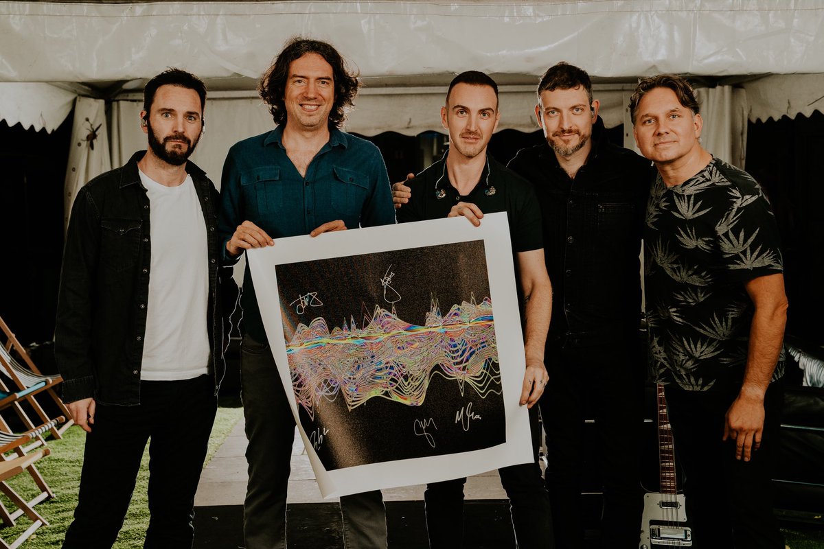 snowpatrol's tweet photo. We are delighted to partner with @soundwavesart in releasing a very limited collection of artwork created from the audio of "Chasing Cars". Every artwork has been hand signed by the band to support @Warchilduk. https://t.co/cpY1wwm1pc https://t.co/Qm9DBqwwKk