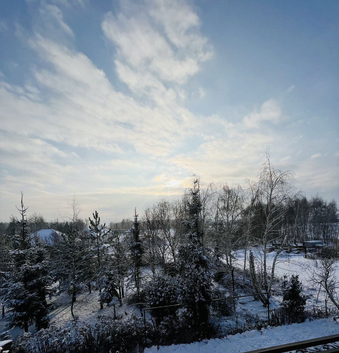 Widok z okna naszego biura w zimowej scenerii. ❄️ Z tego miejsca przedstawismy Was światu. Miłego weekendu! 🌐🖤