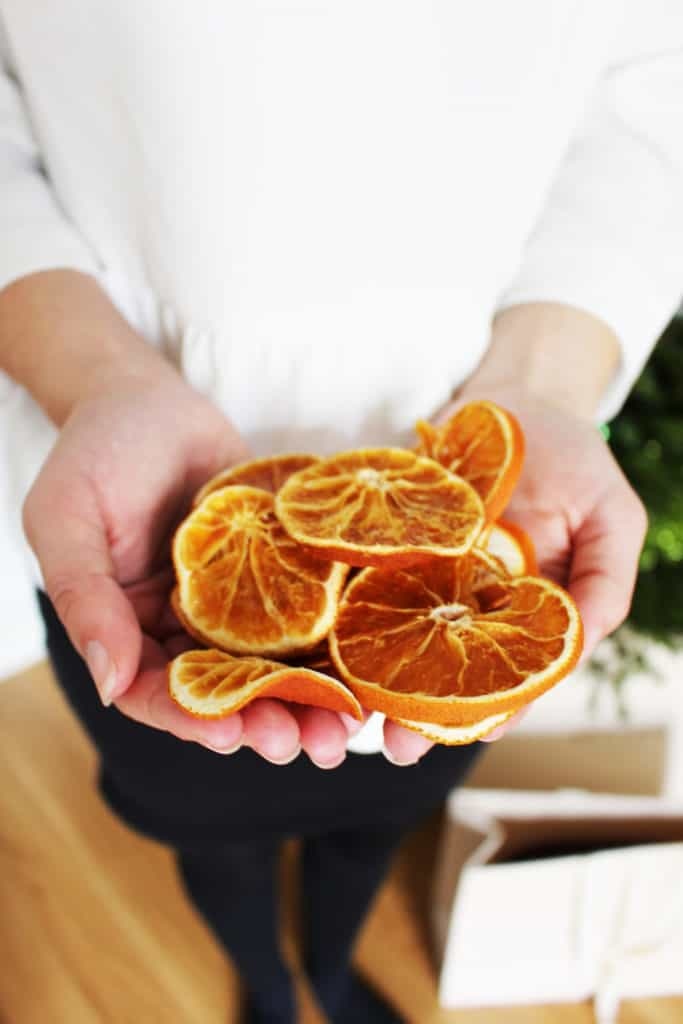 Soo_deco's tweet photo. 🎅🏻 🍊 Tuto : apprenez à faire des oranges séchées !
https://t.co/zAUzXU7u9I
#tutoriel #orangessechees #diy #doityourself https://t.co/NIVITcWv7p