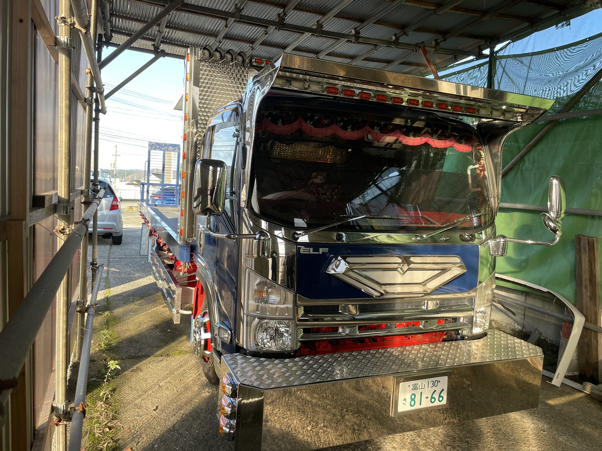 Skファミリーオート 黒崎忍 小矢部市にある親戚の中古車販売店 車屋さん に遊びに行って来たところ積載車がパワーアップしてました デコトラ積載車カッコイイ 積載車 小矢部市の車屋 デコトラ仕様 T Co Kzo2o7kq5h Twitter