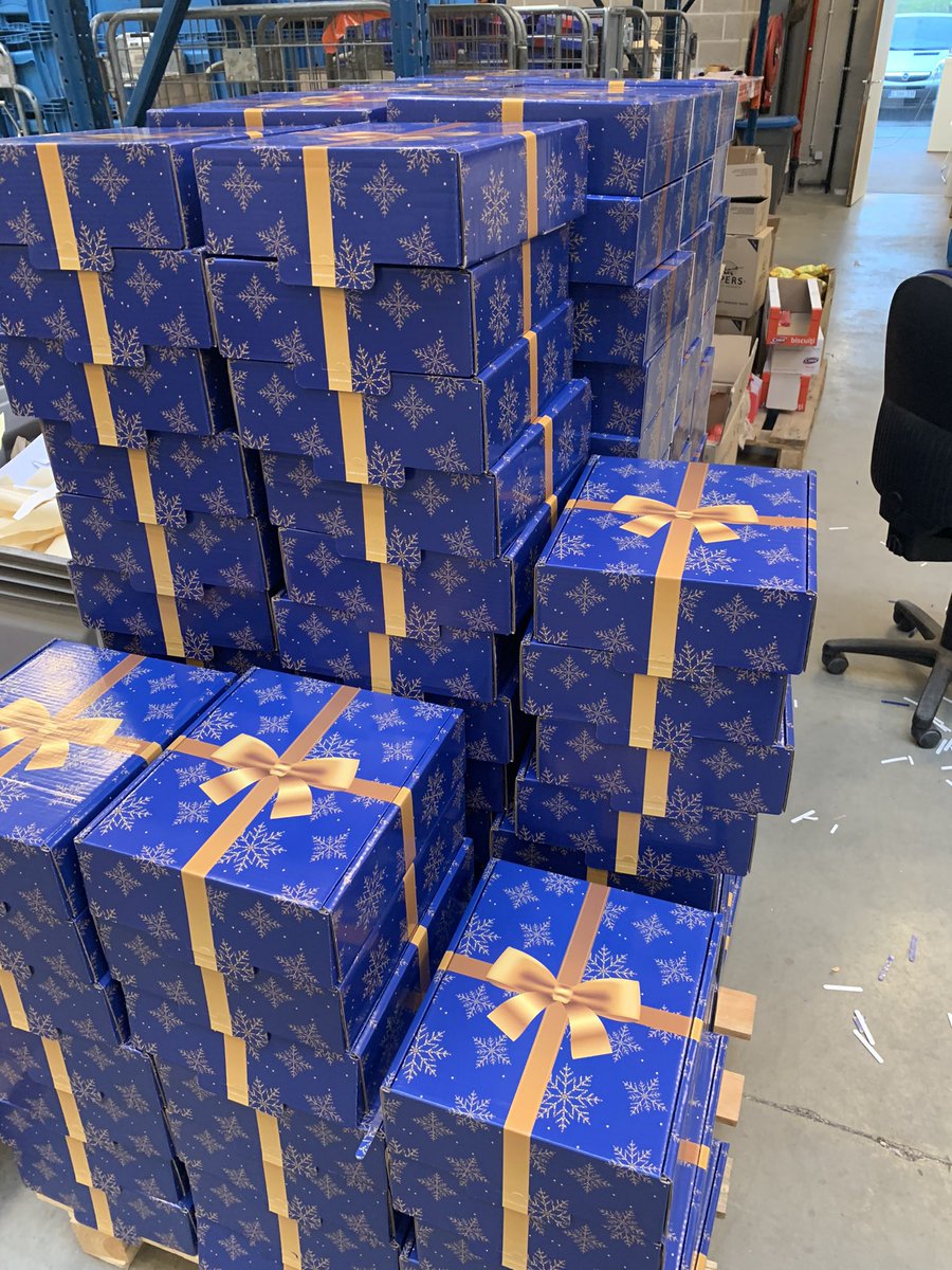 Danielle_VWB's tweet photo. Ooit gezien hoe dat werkt achter de schermen voor geschenkdozen ?Het heeft iets sprookjesachtig. Beertastingdozen, aperoboxen, cocktaildozen… you name it, we send it. And we love it ! #mastermail #ondernemen #kadootjestijd https://t.co/qAVZhIjlHZ