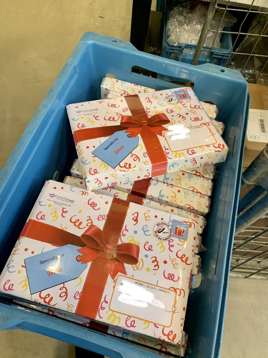 Danielle_VWB's tweet photo. Ooit gezien hoe dat werkt achter de schermen voor geschenkdozen ?Het heeft iets sprookjesachtig. Beertastingdozen, aperoboxen, cocktaildozen… you name it, we send it. And we love it ! #mastermail #ondernemen #kadootjestijd https://t.co/qAVZhIjlHZ