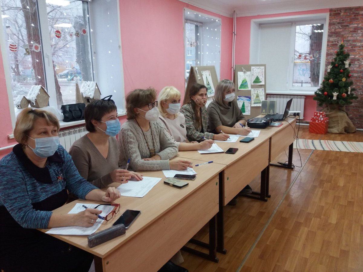 На базе Центра Меридиан 8 декабря 2021 г. прошел районный этап городского смотра-конкурса на лучшее новогоднее оформление прилегающих территорий,фасадов и входных муниципальных образовательных учреждений.Свои видеоролики и презентации на конкурс прислали 29 учреждений района.