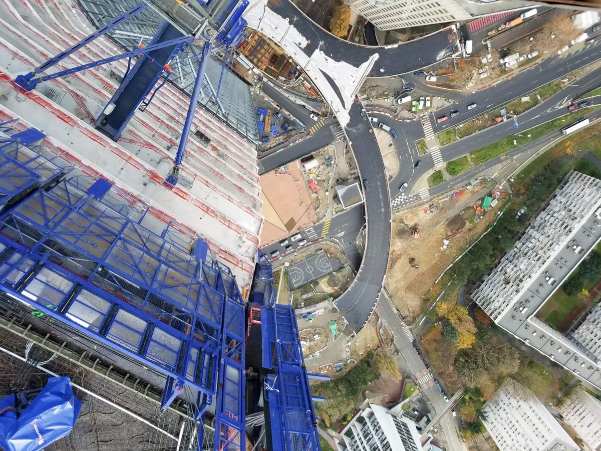a_hexagone's tweet photo. Notre grue à tour Liebherr 280 HC-L 12/24 en action à la tour de La Défense. #montagegrue #liebherr #grue #construction #grueliebherr #grueliebherrech #chantier #grueatour #grueàtour #gruedechantier #france #travaux #equipment #litronic #liebherrcranes #liebherrpower https://t.co/x0uhvcDRMG