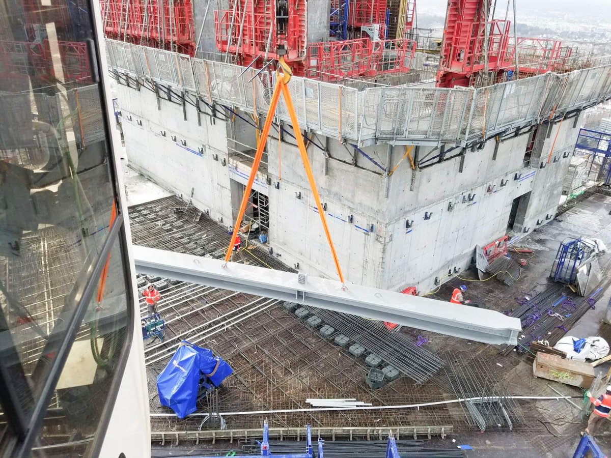 a_hexagone's tweet photo. Notre grue à tour Liebherr 280 HC-L 12/24 en action à la tour de La Défense. #montagegrue #liebherr #grue #construction #grueliebherr #grueliebherrech #chantier #grueatour #grueàtour #gruedechantier #france #travaux #equipment #litronic #liebherrcranes #liebherrpower https://t.co/x0uhvcDRMG