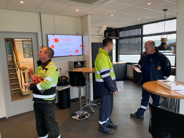 ExxonMobil_NL's tweet photo. Gisteren was de Dag van de Vrachtwagenchauffeur, waarop we de chauffeurs eens extra bedanken voor hun belangrijke werk en inzet. Zo ook op de raffinaderij van Rotterdam. Chauffeurs, bedankt! 🚚👍👏👏👏#dvc2021 #bedankt #transport #logistiek #dagvandevrachtwagenchauffeur https://t.co/oB8cQIDB6y