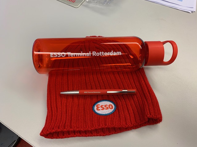 ExxonMobil_NL's tweet photo. Gisteren was de Dag van de Vrachtwagenchauffeur, waarop we de chauffeurs eens extra bedanken voor hun belangrijke werk en inzet. Zo ook op de raffinaderij van Rotterdam. Chauffeurs, bedankt! 🚚👍👏👏👏#dvc2021 #bedankt #transport #logistiek #dagvandevrachtwagenchauffeur https://t.co/oB8cQIDB6y