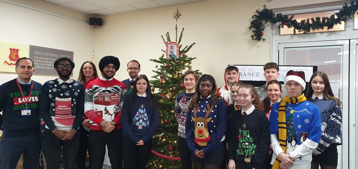 CryptSixth's tweet photo. Wishing everyone a very Merry Christmas from the 2021/2022 Student Executive Team, Mr Biggs, Miss Cantin and Mr Bevan! #CryptChristmas #CryptYr13 🎄 https://t.co/FL1hkMhUKg