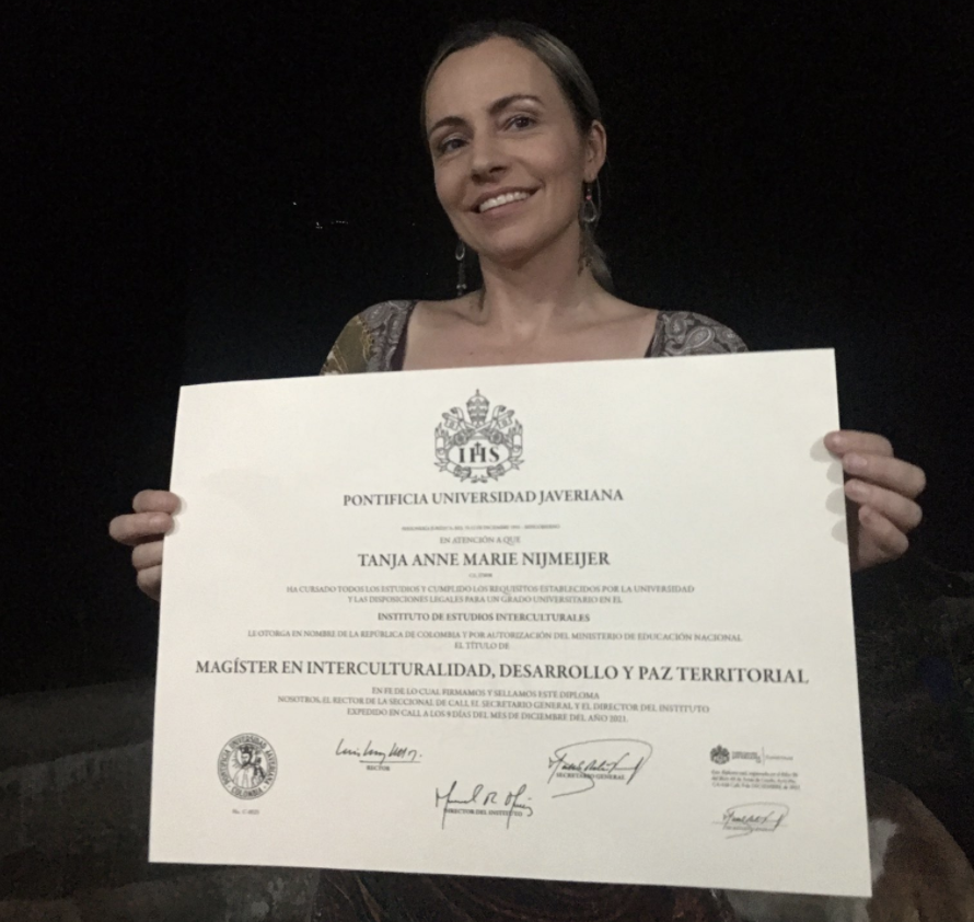 MartinSantosR's tweet photo. Digan lo que digan, prefiero ver a miembros de ex FARC (como Tanja) cargando diplomas universitarios que ametralladoras de alto calibre. https://t.co/0Dfbqwot6U