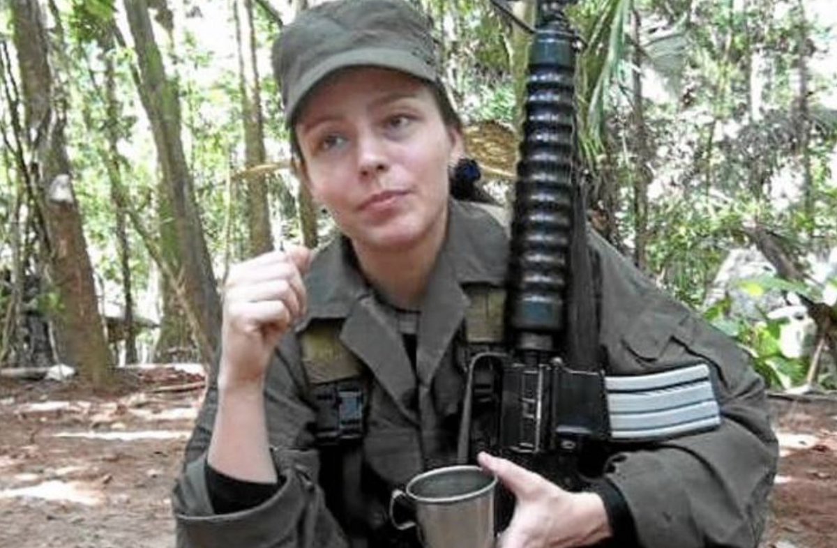 MartinSantosR's tweet photo. Digan lo que digan, prefiero ver a miembros de ex FARC (como Tanja) cargando diplomas universitarios que ametralladoras de alto calibre. https://t.co/0Dfbqwot6U