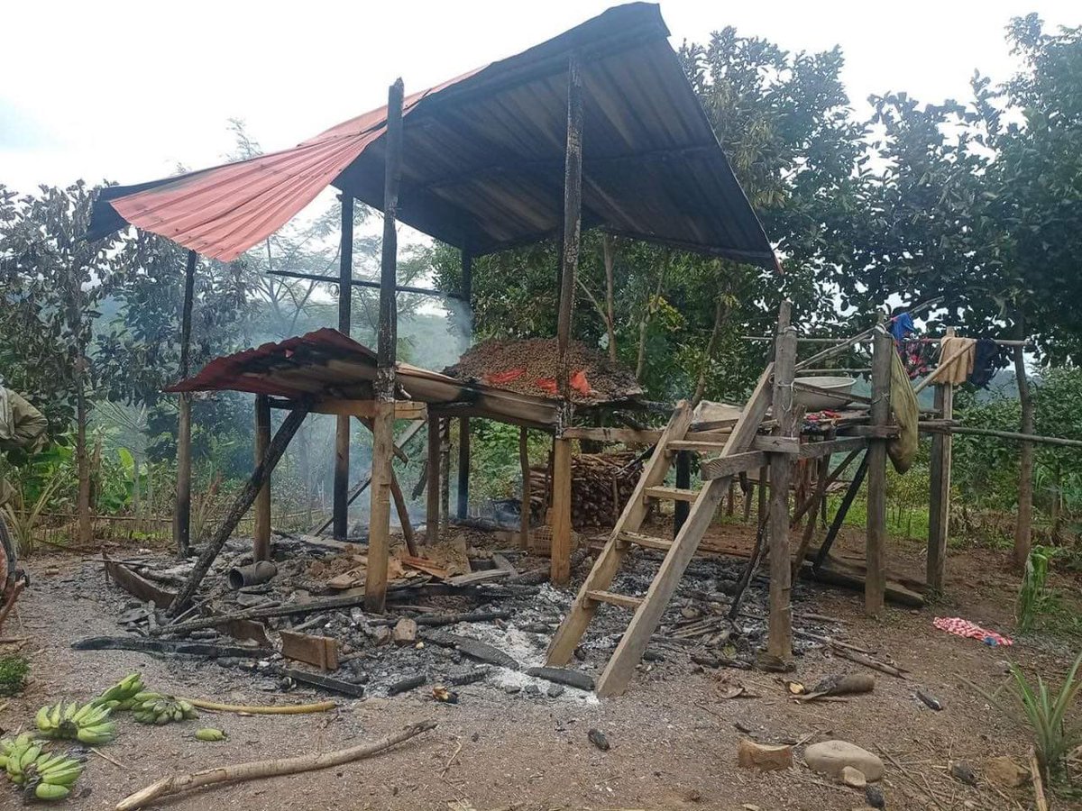 TheChindwin's tweet photo. Skirmish has erupted between Chinland Defense Force – Kanpetlet and Myanmar military junta on 09 December. 

The rampant junta troops have burned seven houses to the ground in Pakun village, Mindat Tsp and destroyed two motorcycles in addition to looting villagers’ properties. https://t.co/ezWSYEQEWx