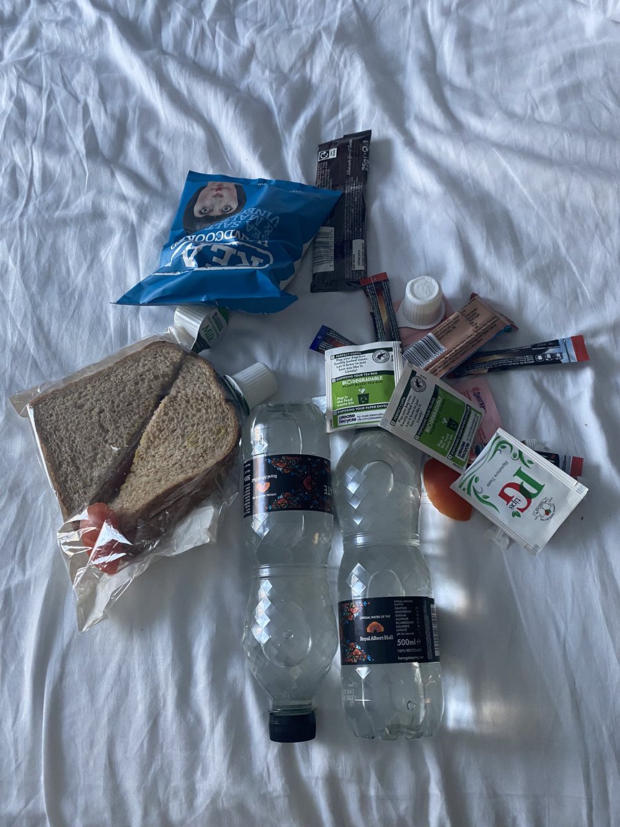 AfobajeII's tweet photo. Dear @GOVUK @UKBorder @ukhomeoffice I am in quarantine and the food is appalling. This is lunch for 2 people after paying £2,000+ per person. This is bad! The phones don’t work in the hotel. https://t.co/jwvnAkYLZT