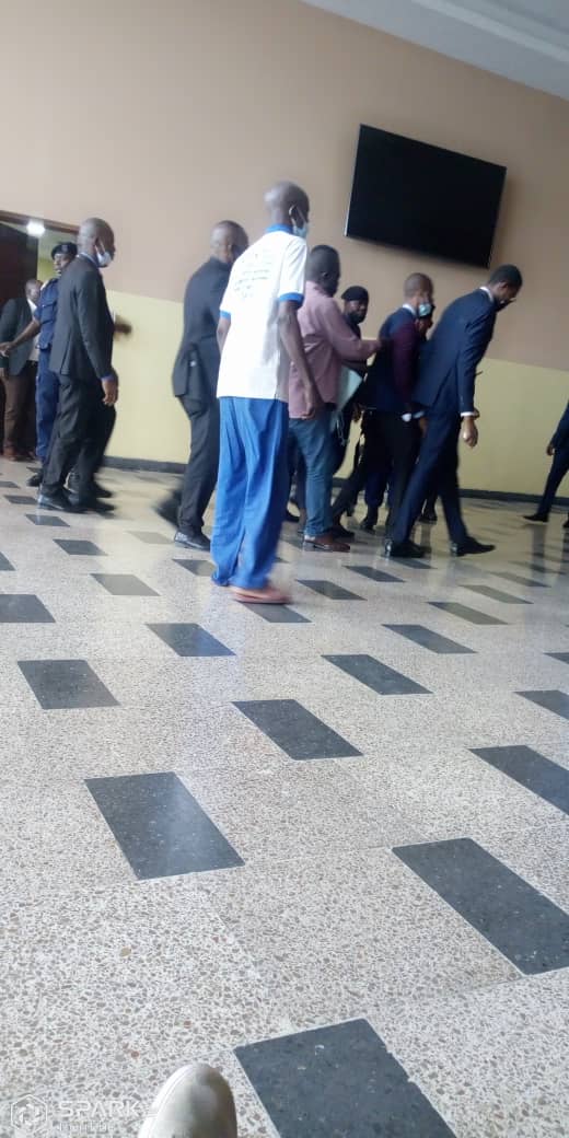 olitoMUKINZI0's tweet photo. #Kinshasa Arrestation hier au @senatrdc de trois activistes du mouvement citoyen « Les Masques », basé à Moanda. Ces activistes sensibilisaient les sénateurs sur les « violations des lois, pillage du pétrole et destruction de l'environnement » par #Perenco. Détenus par la police. https://t.co/MaoLzNZGMQ