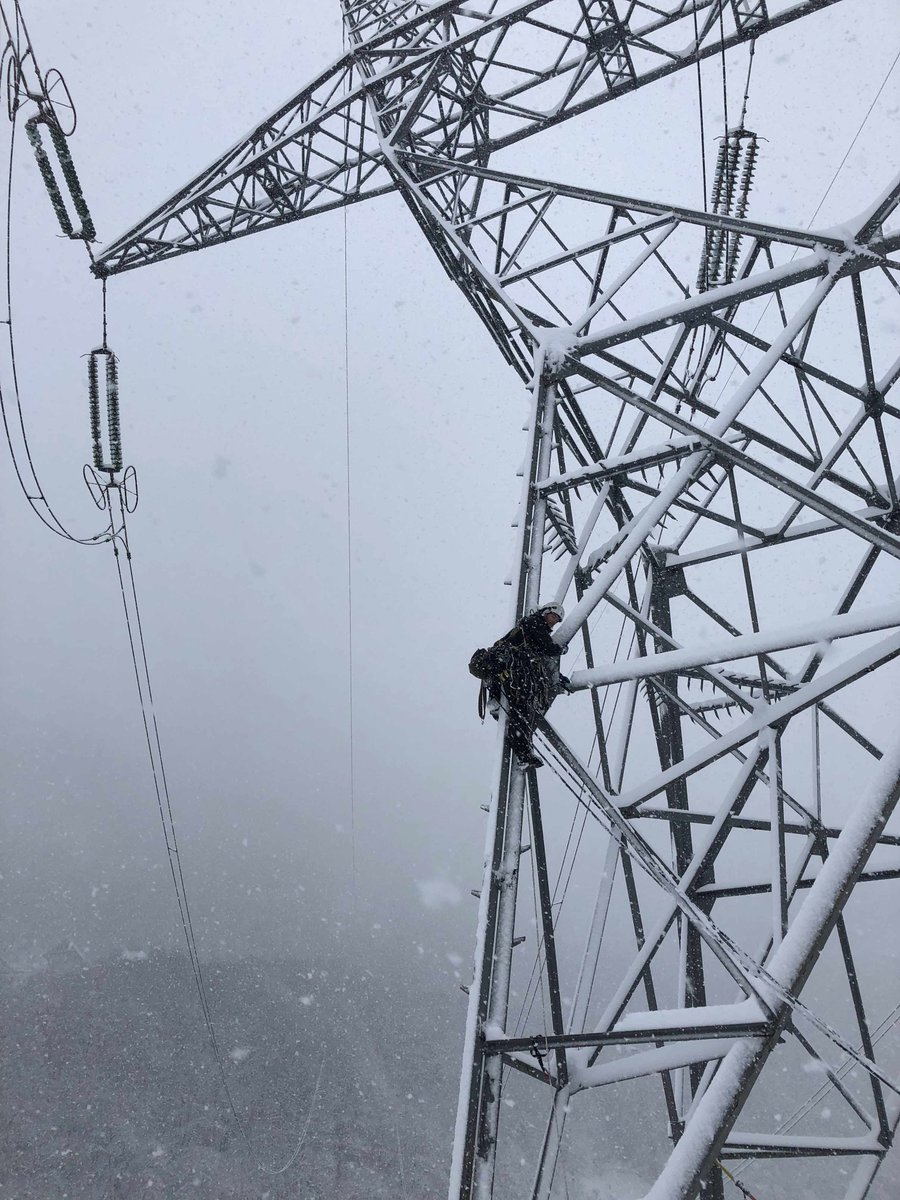 Par tous les temps, nos opérateurs et nos équipes 👷 se mobilisent pour intervenir sur le #réseau ⚡️2⃣4⃣h/2⃣4⃣ et 7⃣j/7⃣ comme ici en #Savoie dans des conditions difficiles avec les fortes chutes de #neige ❄️. #ServicePublic #FiersDeNosEquipes