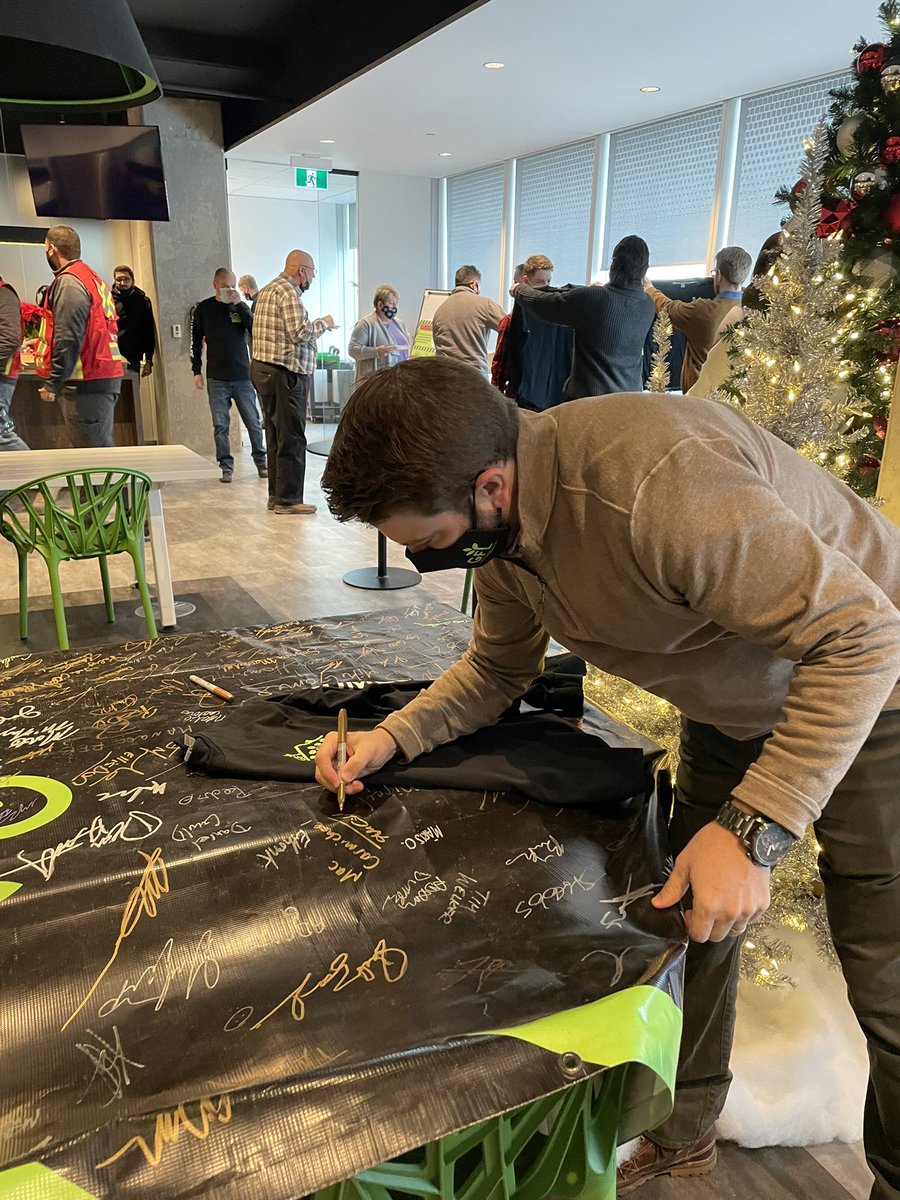 ExecutiveHse's tweet photo. The @GFLenv Home safe for the holidays continues as hundreds sign the pledge and re commit to their safety and the safety of others to get everyone home safe for the holidays 👊🏻 #gflhomesafe #safeforlife #gflhomesafefortheholidays https://t.co/Nv0WWsg9It