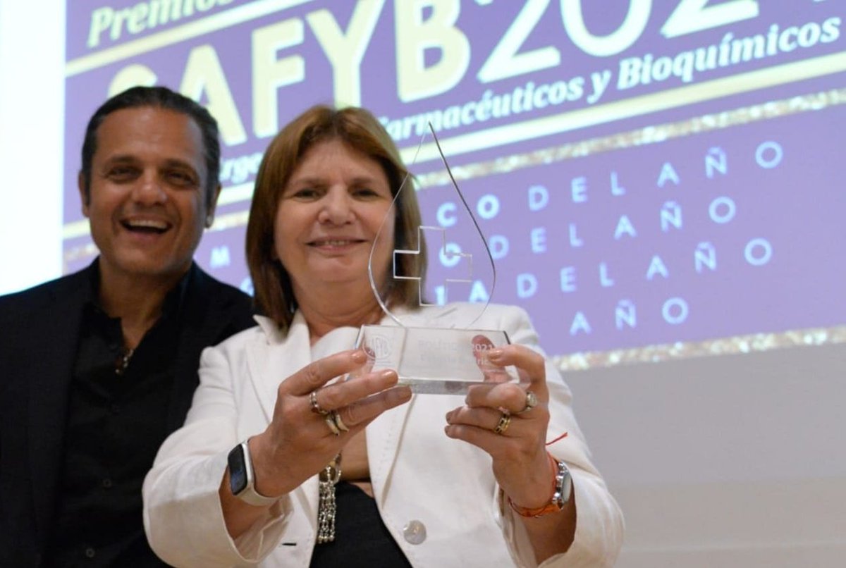 PatoBullrich's tweet photo. Recibí el premio al mejor político del año de la mano del Sindicato Argentino de Farmacéuticos y Bioquímicos. Muchas gracias al jurado por este reconocimiento y felicitaciones a @MarceloPeretta por la iniciativa. https://t.co/SO2aWrpK2D