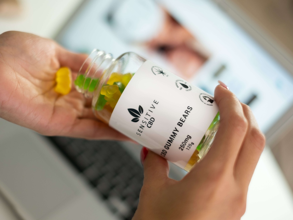 Las gominolas de CBD son una rica y prácticaopción para aquellos que quieren consumir su dosis diaria de cannabinoides. 
Disponibles en botes de aproximadamente 60 unidades, con 3 sabores variados: cereza, kiwi y piña y contienen 5mg de CBD por unidad: l8r.it/9fNt