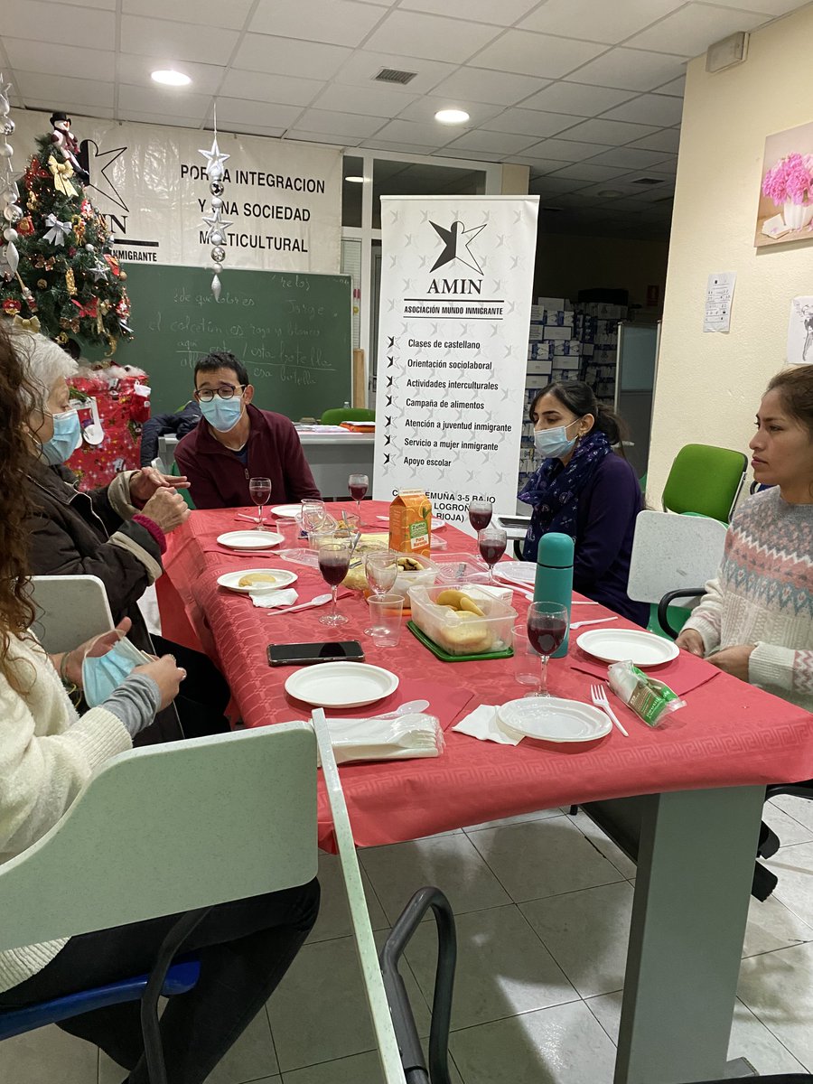 Otro Desayuno Intercultural más desde AMIN, esta vez Latino, de Venezuela y Bolivia.

Hemos podido degustar arepas, perico, api, etc.

Siempre es un placer poder compartir este tipo de experiencias.