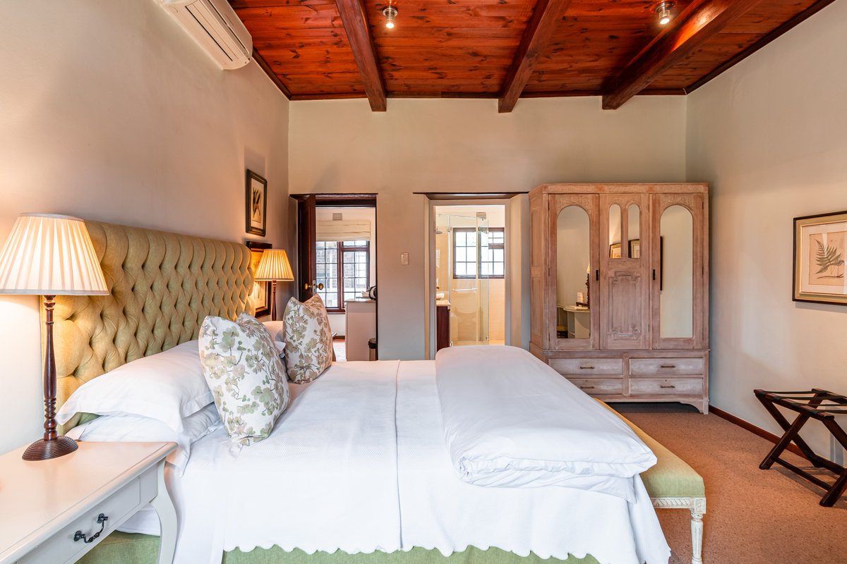 Wrap yourself up in luxury and indulge in a week away at Webersburg. The encapsulating views around are incredible but another show-stopper is the luxury interior. Book your breakaway stay on guesthouse@webersburg.co.za.

#festiveseason #holidayvibes #stellenbosch #mountainviews
