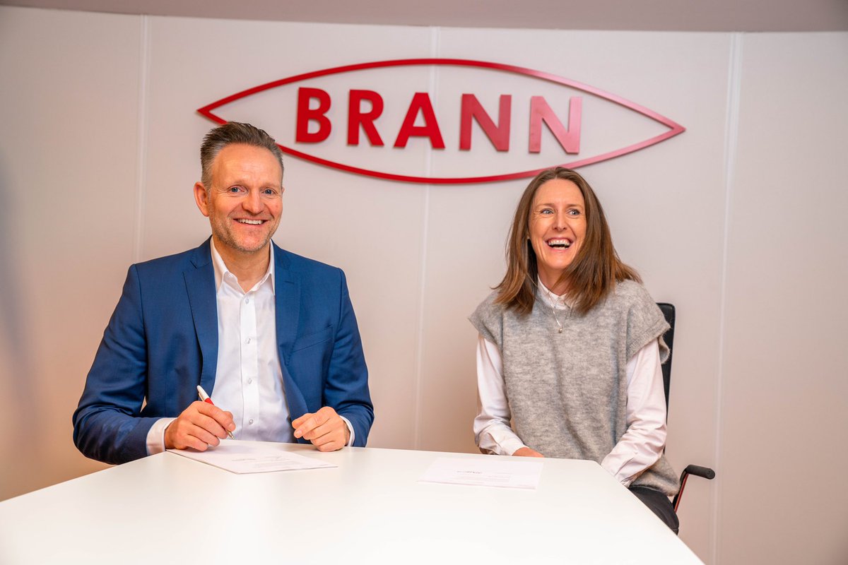 kjerpesethSBN's tweet photo. Som hovedsponsor for @skbrann siden 2004 har vi i @sparebankenvest vært med på både oppturer som seriegullet i 2007, og nedturer som nedrykket i 2014. Vi støtter klubben i tykt og tynt. I dag har vi derfor signert en historisk lang avtale som hovedsponsor ut 2027. 💪🔥 https://t.co/oOMdha0117